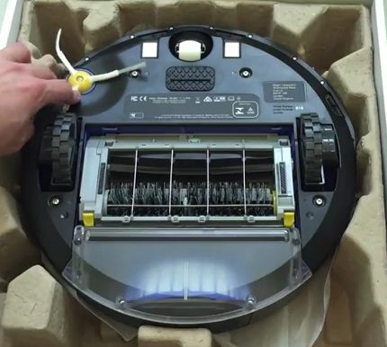 Klip diperbuat daripada plastik kuning. Sistem sikat dalam pembersih robot