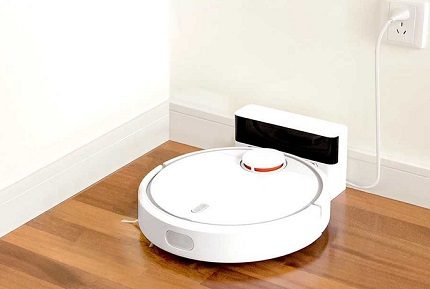 Sebaiknya pilih pembersih vakum dengan bateri lithium-ion Pembersih vakum robot sedang dicas