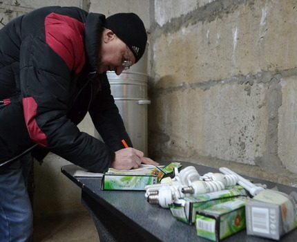 Parfois dans les villes organisées par le centre d'accueil des ampoules fluorescentes Collection de lampes