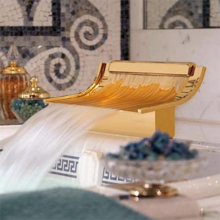 Ang talon sa banyo ay mukhang naka-istilong Malawak na panghalo ng spout