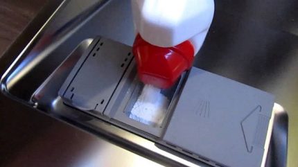 Mazgāšanas līdzekļa ievietošana trauku mazgājamajā mašīnā