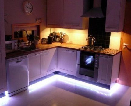 Le ruban est facile à installer de vos propres mains. Bande LED sur les meubles