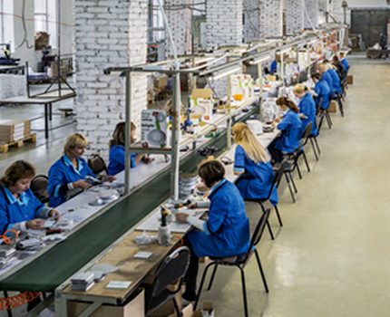 Lamp production in the Navigator workshop LED bulb collection workshop