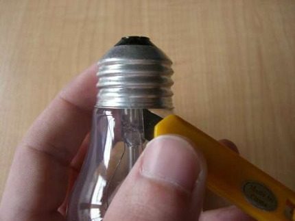 La base doit être retirée avec un soin extrême. Compartiment à ampoule à incandescence