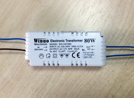 Ang mga pagtutukoy ng transpormer ay ipinahiwatig sa pabahay ng instrumento. Elektronikong transpormer
