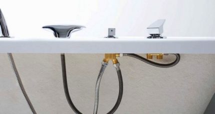 Maaaring i-install ang Waterfall sa board Pag-install sa isang gilid ng isang bathtub