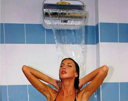 Kapag naka-mount ang isang modelo ng dingding, dapat mong matukoy ang nais na taas Ang talon na naka-mount na pader para sa shower
