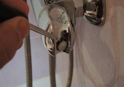 Kapag pinalitan ang isang kartutso, isara ang suplay ng tubig sa bahay / apartment Kapalit ng kartutso