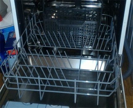 Cistelles per carregar plats a la tremuja d’un rentaplats Electrolux ESF9423LMW Cistella inferior extensible