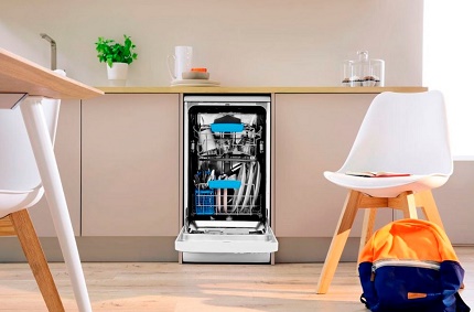 Bulaşık makinesinde yıkanmış Indesit tabaklar Indesit bulaşık makinesinin sessiz çalışması