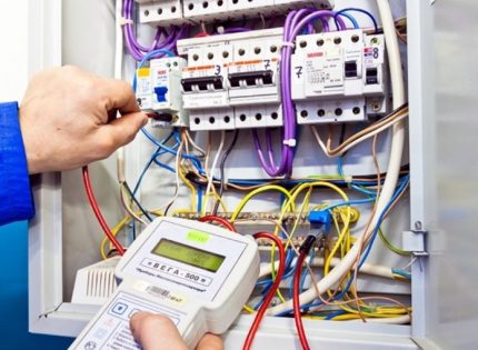 הגדרת RCD חייבת להיעשות על ידי איש מקצוע מדידת זרם דליפה