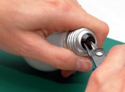 Enlever tout l'excès de l'ampoule Extraction de contacts
