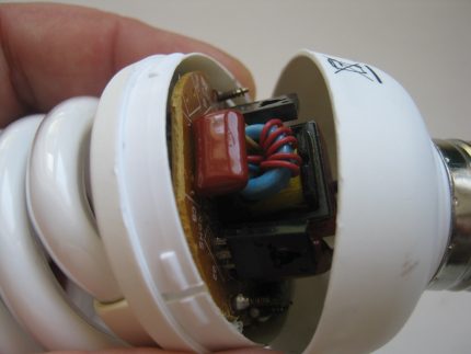 Seul le boîtier doit être ouvert au niveau de la lampe fluorescente Démontage CFL