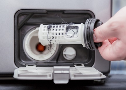Cleaning the filter system of the drain system Elimination of a typical cause of machine shutdown