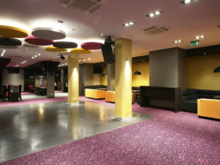 Ugradnja žarulja sa senzorima kretanja u predvorju hotela ili restorana Svjetiljke s DD-om u velikoj sobi