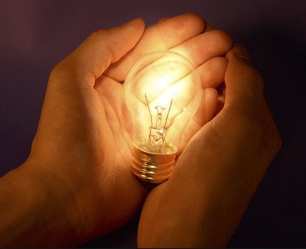 Conventional filament bulb Incandescent lamp in the hands