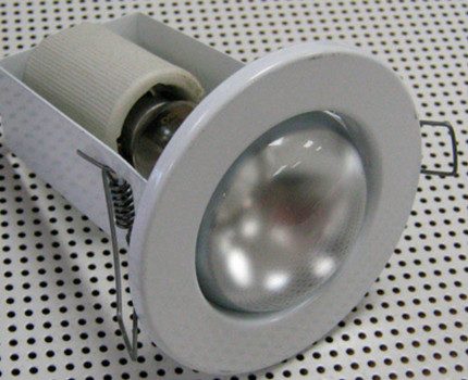 La lampe ne doit pas être plus grande que la lampe Lampe à incandescence dans le boîtier d'un projecteur