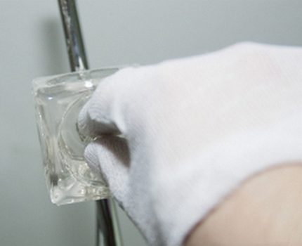 Ne touchez pas l'ampoule halogène avec vos doigts. Remplacement de la lampe halogène