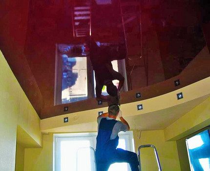 Toutes les lumières ne peuvent pas fonctionner avec la lampe d'Edison Installation de lampes dans les plafonds suspendus