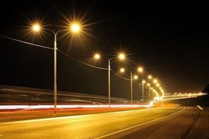 Τα φώτα νατρίου είναι ιδανικά για αυτοκινητόδρομους Φωτισμός αυτοκινητόδρομου με λαμπτήρες νατρίου