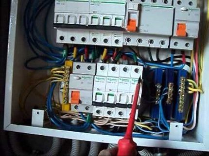 Dispositivos de proteção na blindagem Blindagem trifásica com RCD e dispositivos automáticos