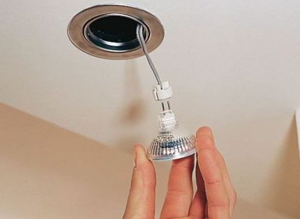 Mababang-lakas na maliwanag na maliwanag na lampara at may hawak ng pin Pag-install ng Spotlight
