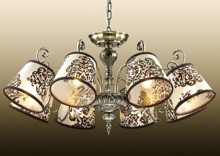 Ang Chandelier na may mga bombilya na naka-mount sa mga tubo ng metal Chandelier sa chain
