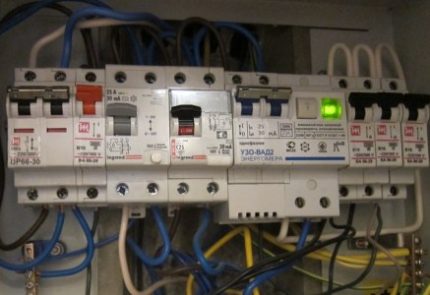 Protective devices must be mounted strictly according to the scheme RCD in the distribution board