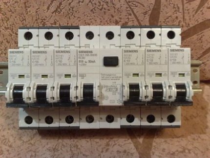 It is important to install each unit correctly Automatic machines and RCDs on a DIN rail