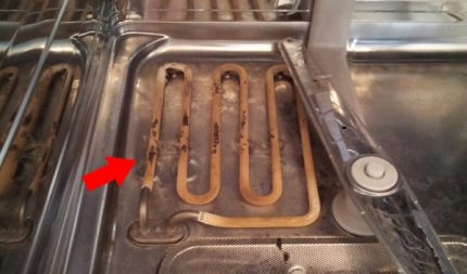 Ang hitsura ng sediment sa mga nagtatrabaho na bahagi ng makinang panghugas ng pinggan Electrolux Nililinis ang pampainit sa makinang panghugas