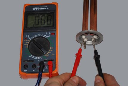 Sinusuri ang mga kable ng makinang panghugas ng Electrolux sa panahon ng pagkumpuni Pag-aayos ng Makinang panghugas Multimeter