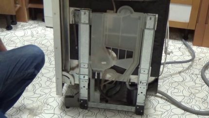 Ang pag-install ng isang makinang panghugas mula sa makina mula sa Electrolux ng kumpanya para sa pagkumpuni Pag-aalis ng makinang panghugas ng Electrolux