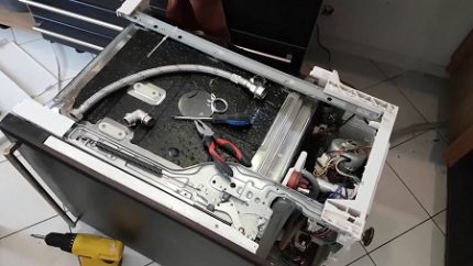 Ang proseso ng pag-aayos ng isang makinang panghugas ng pinggan na Electrolux Ang pag-aayos ng isang makinang panghugas ng Elektropolux