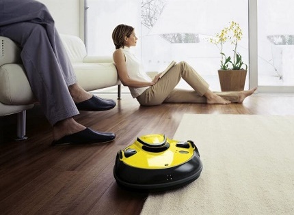 Skop penggunaan pembersih vakum robot dari Karcher Pembersih vakum robot Karcher membersihkan lantai di apartmen
