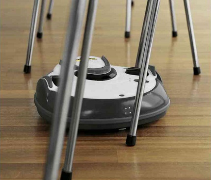 Perangkap untuk pembersih vakum robot dari syarikat Karcher Pembersih vakum robot tersangkut di kerusi