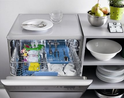 ลักษณะที่ปรากฏของเครื่องล้างจาน INDESIT