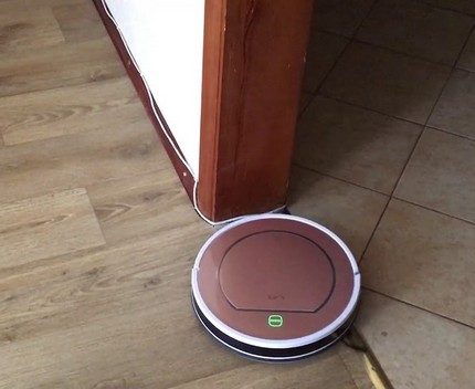 Robot does poor seam cleaning Vacuum cleaner navigation system