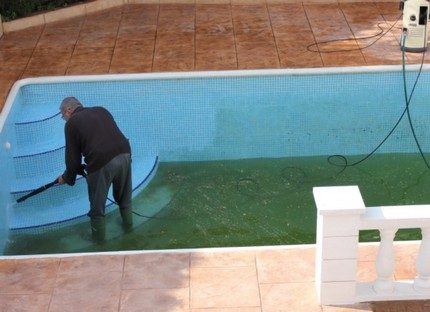 Semasa membersihkan kolam dengan robot, anda tidak perlu mengalirkan air Kelebihan Robot Kolam Renang