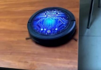 Ashimo slows down next to the steps Motion sensors
