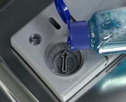 Ρίχνει απορρυπαντικό στο πλυντήριο πιάτων της Siemens Χρήση απορρυπαντικού στο πλυντήριο πιάτων