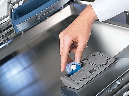 Loading tablets into a dishwasher cuvette