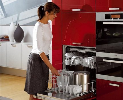 Dishwasher effectively cleans dishes Mistress near the dishwasher
