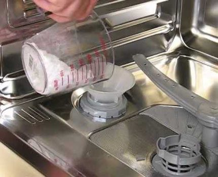 Изсипете сол за омекотяване на водата в кутията, предназначена за нея Солево зареждане