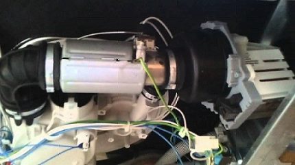 Tūlītējs elektriskais trauku mazgājamās mašīnas sildītājs Trauku mazgājamās mašīnas momentānais sildītājs ir integrēts recirkulācijas sūknī