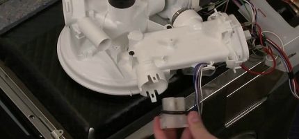 Termiskie sensori uz plastmasas bloka Uz plastmasas bloka uzstādīti termiskie sensori, kas ir atbildīgi par stabilu ūdens sildīšanu mašīnā
