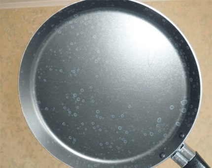 Λευκή επίστρωση στο τηγάνι