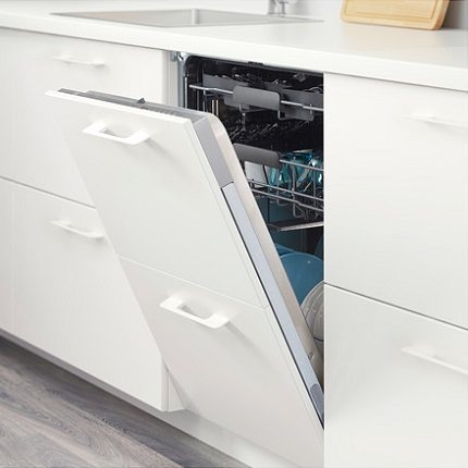Hygiënisk model in het interieur van de keuken Vaatwasserhygiëne