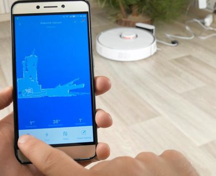 Pembersih vakum menghantar laporan mengenai kawasan yang dibersihkan Robot disegerakkan dengan telefon pintar