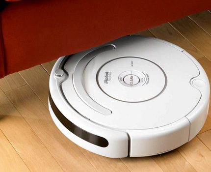 Robot akan mudah naik di bawah kerusi atau sofa Pembantu kecil membersihkan di bawah perabot