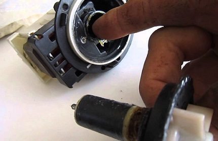 Impeller clogged with dirt Cleaning the pump from dirt